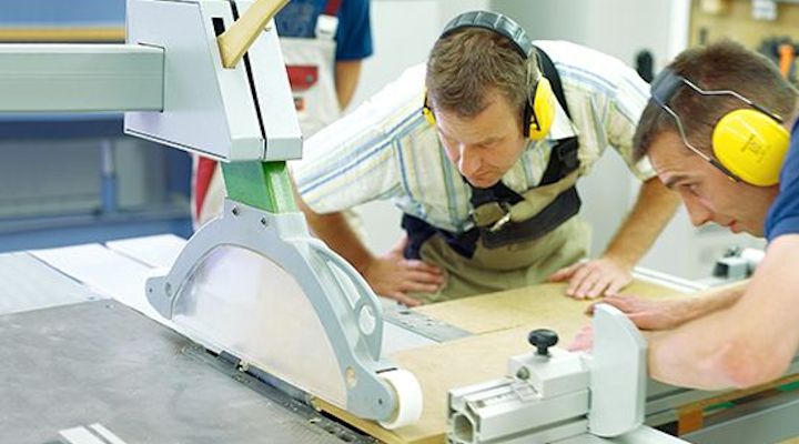 Auszubildende in der Lehrwerkstatt im Berufsschulzentrum