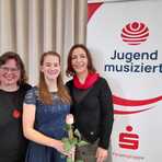 Die S&auml;ngerin mit ihren Lehrerinnen