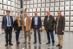In der Messhalle f&uuml;r Elektromagnetische Vertr&auml;glichkeit: Rektor Prof. Dr.-Ing. Stephan Kassel, Erste Beigeordnete Angelika H&ouml;lzel, Landrat Carsten Michaelis, Prof. Dr.-Ing. Matthias Richter, Kanzler Dr.-Ing. Ralf Steiner und Beigeordneter Mario M&uuml;ller (v.
