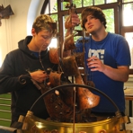 Auszubildende bauen eine Metallkonstruktion