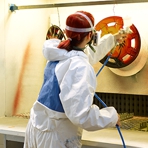 Auszubildende bei der Gestaltung von Oberfl&auml;chen