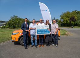 Absolvent Robert Spitzner (Mitte) freut sich &uuml;ber seinen erfolgreichen Abschluss zum Stra&szlig;enw&auml;rter. Beigeordneter Mario M&uuml;ller, Amtsleiter Lars Pr&uuml;fer, Dezernentin Annegret von Lindeman und Stra&szlig;enmeister Sandro Wichmann (v. l. n. r.) gratulierten zu den 