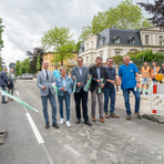 Freigabe der Stra&szlig;e mit Banddurchschneiden durch v. l.: B&uuml;rgermeister J&ouml;rg Schmei&szlig;er, Dezernentin Birgit Jantsch, Beigeordneter Mario M&uuml;ller, Stadtwerke-Gesch&auml;ftsf&uuml;hrer Patrick K&uuml;hni, AZV-Vertreter J. Krey und RZV-Vertreter Holger Haberkorn