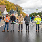 Landrat Carsten Michaelis und B&uuml;rgermeister Michael Franke mit am Bau Beteiligten beim Durchschneiden des Bandes