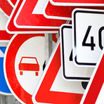 Auf dem Bild verschiedene Verkehrszeichen