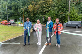 symbolischer Schnitt durch v. l.: Beigeordneter Mario M&uuml;ller, Landtagsabgeordnete Ina Klemm, B&uuml;rgermeister Jens Hinkelmann und Frank Leppelmeier, technischer Gruppenleiter der STRABAG AG