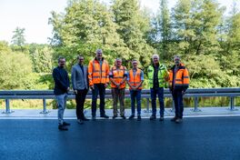 Denis Grellmann (B&uuml;rgermeister Gemeinde Langenwei&szlig;bach), Mario M&uuml;ller (Beigeordneter Landkreis Zwickau) sowie die Beteiligten des Amts f&uuml;r Stra&szlig;enbau im Landkreis Zwickau und des ausf&uuml;hrenden Bauunternehmens Chemnitzer Verkehrsbau GmbH (v.l.). 