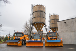 drei Fahrzeuge des Winterdienstes in der Stra&szlig;enmeisterei Werdau vor den Salzsilos