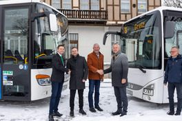 Landrat Carsten Michaelis und Beigeordneter Kai Dittmann (von rechts) in Vertretung von Landr&auml;tin Martina Schweinsburg stellten das neue, landkreis&uuml;bergreifende Angebot gemeinsam mit den Gesch&auml;ftsf&uuml;hrern der Personen- und Reiseverkehrs-GmbH Greiz (PRG) so