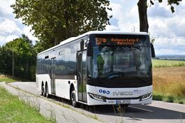 Ein PlusBus des Regionalverkehrs Westsachsen f&auml;hrt auf einer Stra&szlig;e