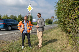 : Beigeordneter Mario M&uuml;ller und Dirk Gleixner, Sachgebietsleiter Stra&szlig;enverkehr und Leiter der Unfallkommission des Landratsamtes Zwickau, begutachten das neu installierte Verkehrsdisplay am Abzweig Raum (v. r.).