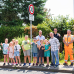 Kinder der Grundschule Stenn freuen sich &uuml;ber das mit vom Beigeordneten Mario M&uuml;ller angebrachte 30 km Schild