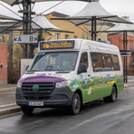 Ein neuer moderner, batterieelektrisch betriebener Stadtbus in Wilkau-Ha&szlig;lau