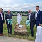 Landrat Dr. Scheurer und Landrat Damm enth&uuml;llen eine Tafel auf einem Findling und links und rechts neben ihnen die B&uuml;rgermeister von Niederfrohna und M&uuml;hlau
