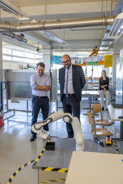 Kultusminister Piwarz informierte sich &uuml;ber die Robotik