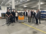 v. l. n. r. Marcel Kuczyk und  Sebastian Scheffler (Ausbilder/Trainer bei Schnellecke Logistics Sachsen GmbH), Elke Merkel (Betriebsr&auml;tin bei Schnellecke Logistics Sachsen GmbH), Torsten Spranger (Gesch&auml;ftsf&uuml;hrer Regionalkammer Zwickau der IHK Chemnitz), 