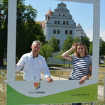 Carsten Michaelis und Constanze Arndt pr&auml;sentieren den Bilderrahmen im Muldeparadies