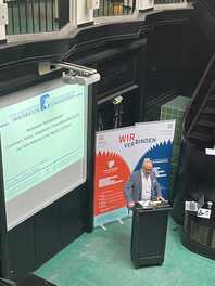 Im Bild ein Referent im Fachaustausch