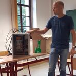 Auf dem Bild Jens Turschner von Magna erkl&auml;rt die Technik