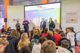 Andreas Fleischer, B&uuml;rgermeister Stefan Feustel und Landrat Carsten Michaelis begr&uuml;&szlig;en die Sch&uuml;lerinnen und Sch&uuml;ler