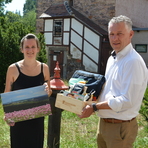 Carsten Michaelis &uuml;berreicht die Schatzkiste an die Gewinnerin