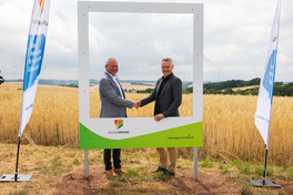 Landrat Carsten Michaelis und B&uuml;rgermeister Michael Franke freuen sich &uuml;ber die neuen Bilderrahmen