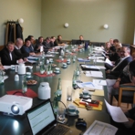 Versammlung der Teilnehmer um den gro&szlig;en Tisch im alten Ratssaal