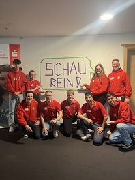 Auf dem Bild Jugendliche, die sich zur Woche der offenen Unternehmen in der Sparkasse Zwickau informiert haben