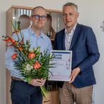 Gesch&auml;ftsf&uuml;hrer Thomas Urbanski erhielt von Landrat Carsten Michaelis die Auszeichnungsurkunde und das SchauRein-Siegel