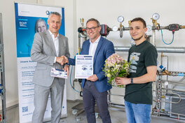 Carsten Michaelis, Landrat des Landrates Zwickau, &uuml;berreicht Falko Lichtenstein, Niederlassungsleiter der Sell GmbH, und Erik M&uuml;ller, Anlagenmechaniker Sanit&auml;r-, Heizungs- und Klimatechnik, eine der 13 Urkunden in Sachsen f&uuml;r besonderes Engagement bei SCH