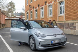 im Bild rechts steht Brit Wendler, Leiterin des Umweltamtes, am E-Fahrzeug ID.3 und links steht Benjamin B&ouml;ttner, Mitarbeiter im Zentralen Service, beide freuen sich